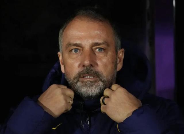 TA：弗里克对巴萨冬窗的操作表示满意；夏窗巴萨想签个中后卫