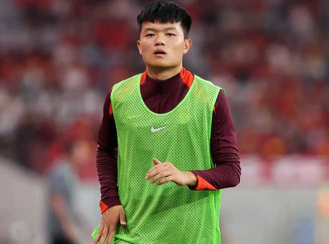 恭喜！中国男足21岁新星登陆豪门，标王价加盟海港，接班传奇国脚