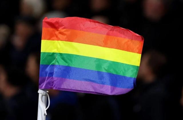 TA：英超取消佩戴彩虹队长袖标的规定，计划推行“彩虹足球”