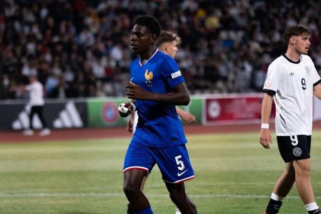 队报：巴黎17岁后卫恩兰杜可能加盟拜仁，球员合