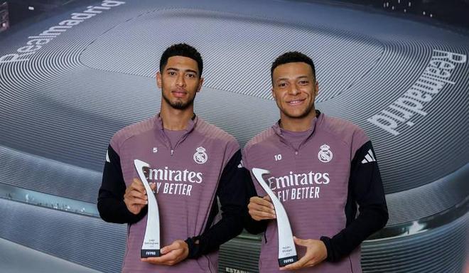 荣耀时刻，姆巴佩和贝林厄姆领取2025年度FIFPro最佳阵容奖杯
