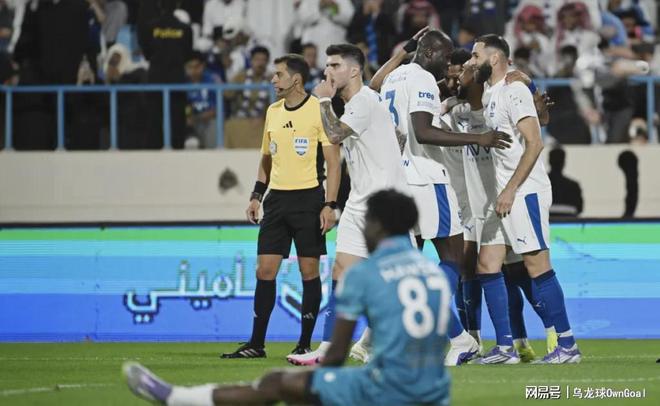 踢疯了！首秀帽子戏法！前皇马巨星抢C罗风头，夺冠热门赛季不败