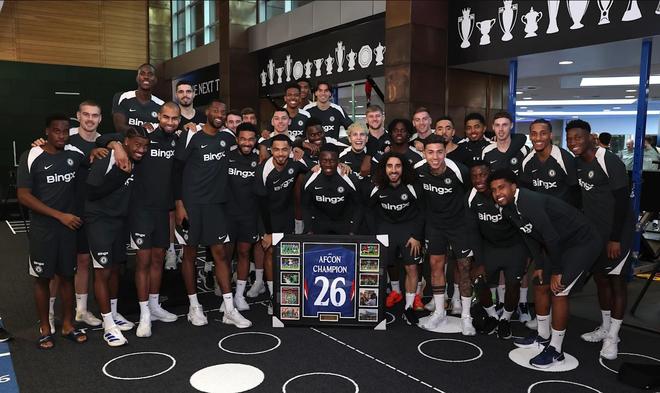 马马杜-萨尔被召回后，切尔西球员共同祝贺他赢得非洲杯冠军