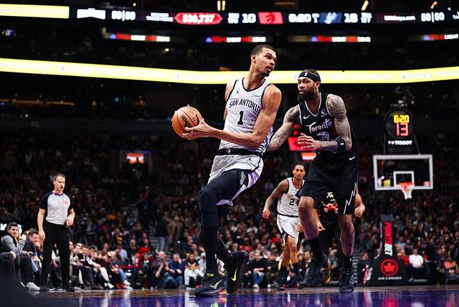 马刺逆转双杀猛龙豪取10连胜 文班12+8+5帽