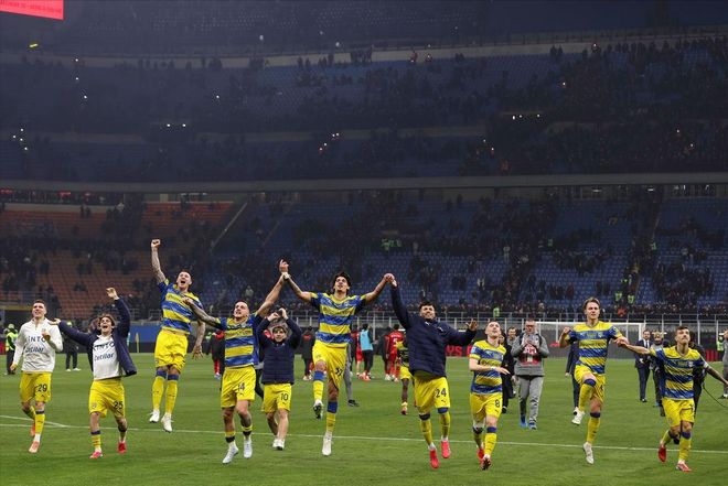 意甲：帕尔马VS卡利亚里，中间低空飞行，有猫腻