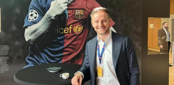 世体：抽签前巴萨助教曾给拉基蒂奇打视频交流，寻求签运加持