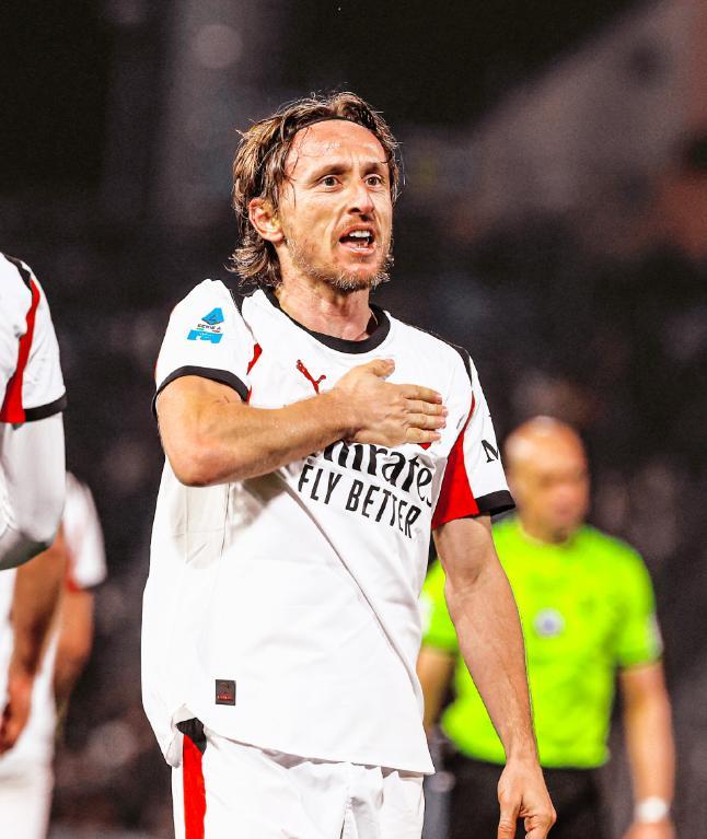 铁卫90分钟破僵局，莱奥自我救赎！AC米兰2-0升班马，下轮战国米