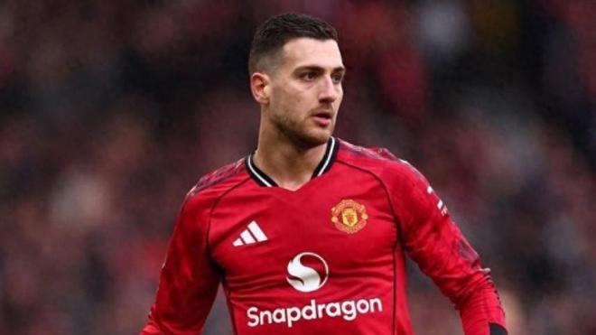 表现堪称“灾难”：曼联虽逆转取胜，右路短板仍引众怒