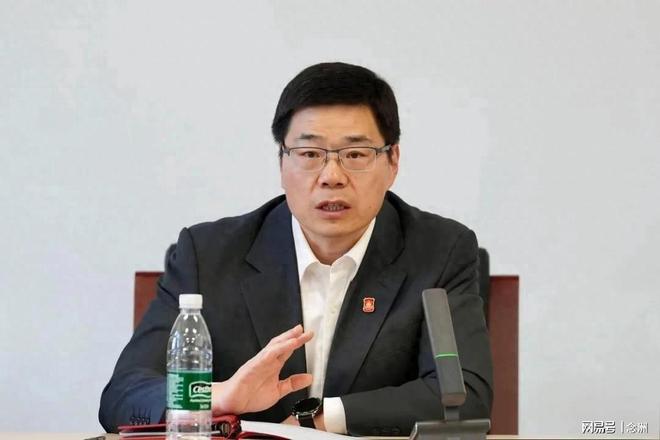 压力太大!中国篮协主席在更衣室哭了 郭士强拥抱安慰 球员拍肩膀