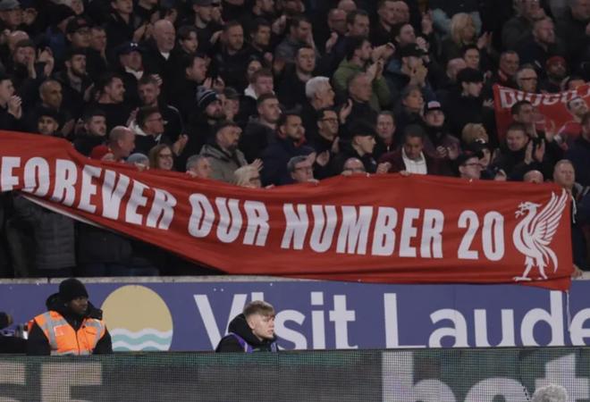 纪念若塔，狼队、红军球迷在比赛第18分钟和第20分钟发出呼声