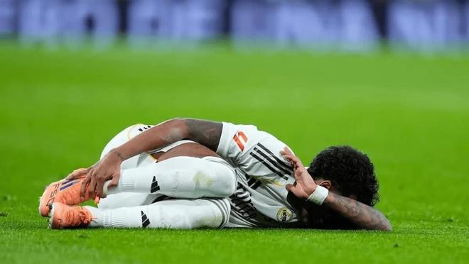 带伤踢半小时!罗德里戈重伤本可避免 皇马医疗组误判导致悲剧