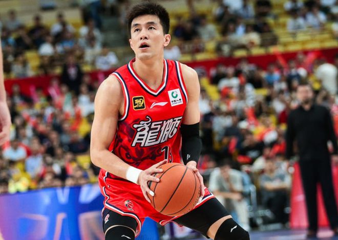 突发！郭艾伦突破左膝受伤 被担架车给推下场