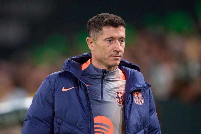 世体：莱万恢复正常合练，客战毕尔巴鄂竞技将领衔巴萨锋线