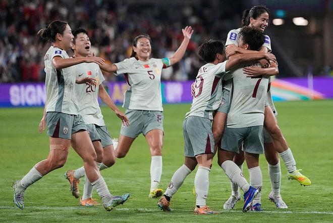 中国女足2-1逆转朝鲜 3战全胜头名出线！