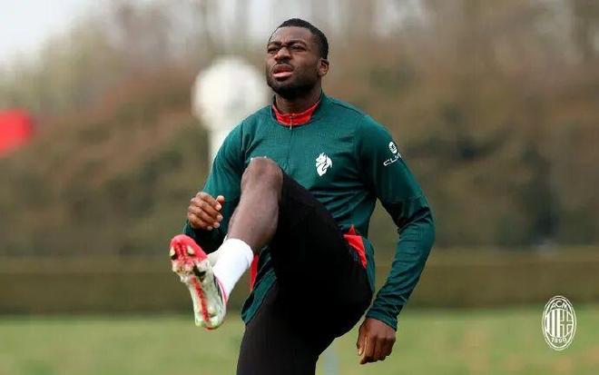 福法纳丨10年前我边踢球边送外卖