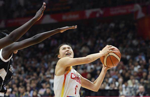 中国女篮战胜南苏丹女篮 王思雨下半场17分