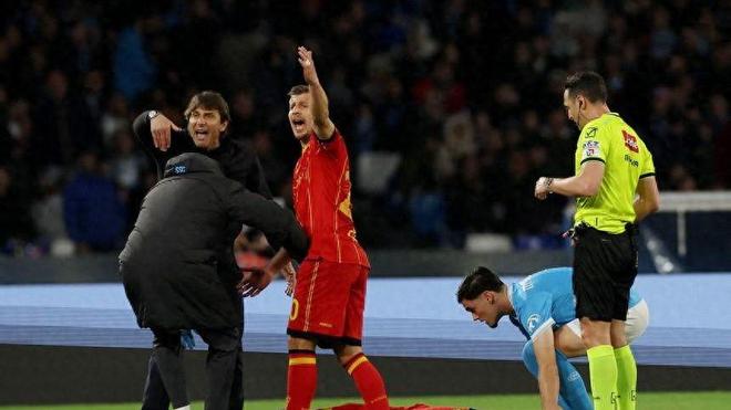 意甲惊魂一幕：莱切球员赛场突发晕厥倒地