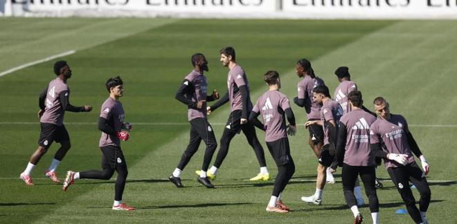 世体：贝林厄姆完成今日皇马合练，他将出战马德里德比