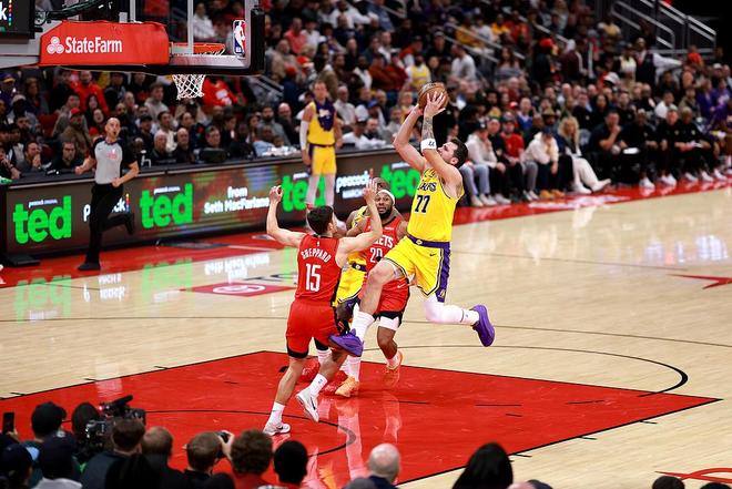 湖人擒火箭6连胜 东契奇36+6勒布朗18+5+5