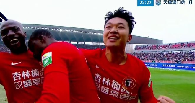 辽宁铁人中超处子球！姆本扎两连击，全队疯狂庆祝，津门虎仍0球