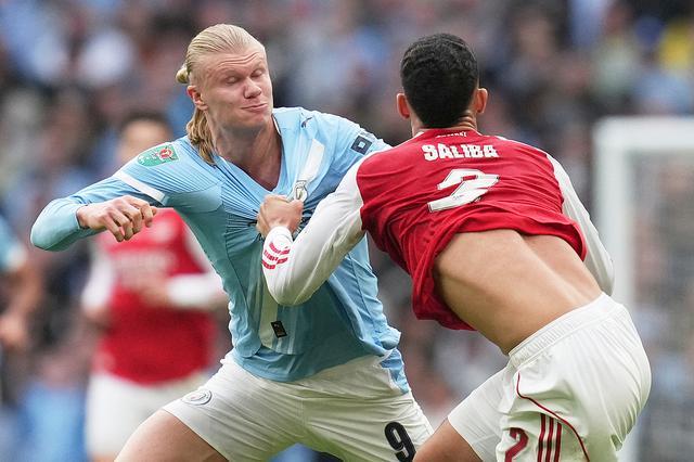 无缘四冠王的阿森纳，被无数回旋镖击穿了