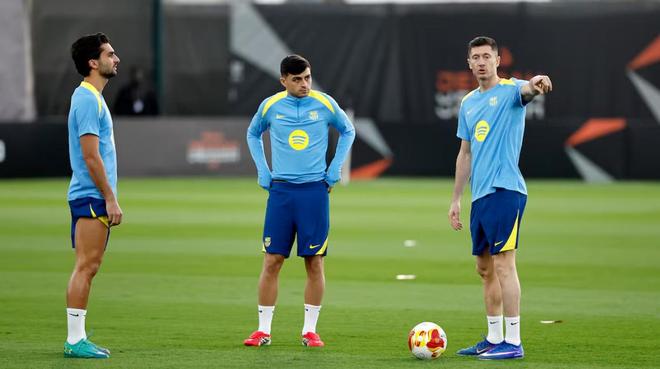 阿斯：巴萨已陷入中锋危机，夏窗若莱万留队将处理费兰的未来