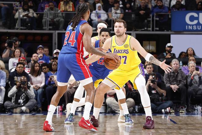 活塞终结湖人9连胜 东契奇32分詹姆斯准三双