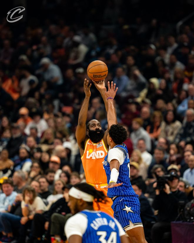 米切尔42分骑士击败魔术4连胜，哈登26分7助