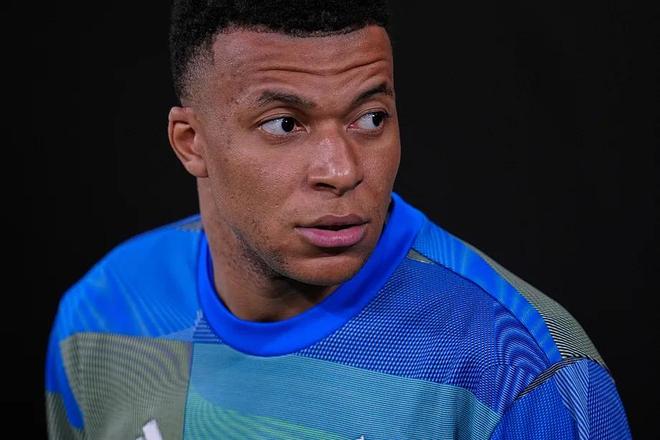 西媒：姆巴佩整个12月都带伤出场，月底再次检查发现膝盖扭伤