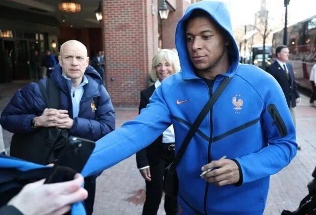 高情商！姆巴佩否认误诊是维护皇马 卡马文加也曾被查错左右脚踝