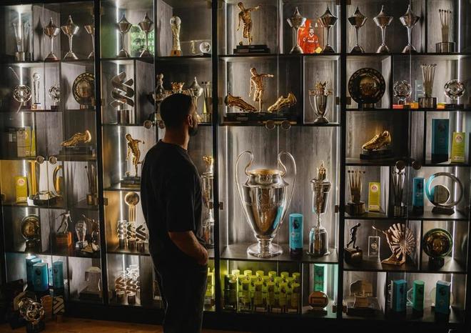 荣誉博物馆！萨拉赫晒与奖杯柜合照，9年红军生涯9冠4金靴