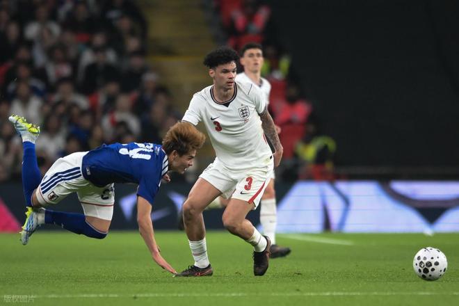 日本主帅曾遭曼联歧视，如今日本1-0击败英格兰，打脸曼联