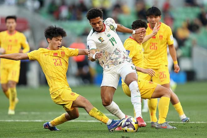 国足两战稳中求变，邵佳一的改革从让每个人踢舒服开始