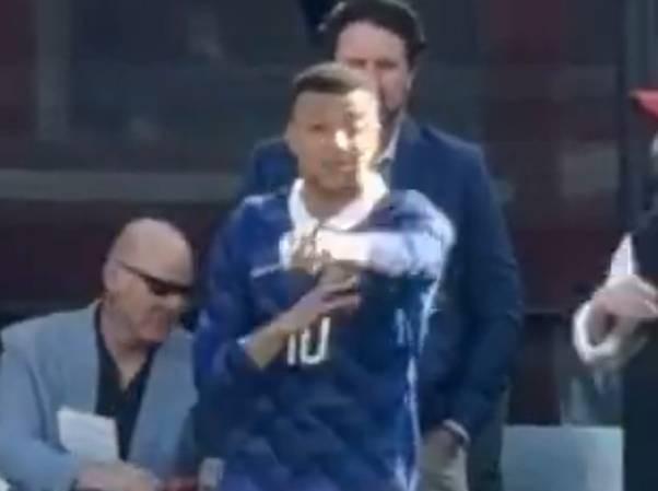 姆巴佩替补出场时索要队长袖标，并让谢尔基去找坎特拿