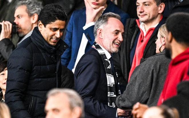 巴黎新任市长来王子公园看球，纳赛尔送他一件全队签名球衣