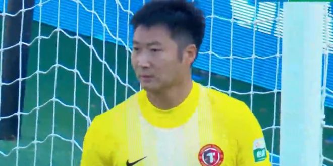 中超巨大争议！韩镕泽35秒手球逃红，国安球员不满，媒体人热议