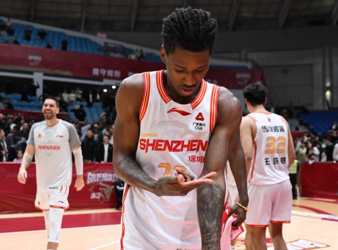 史密斯36+8+8压哨反绝杀！深圳险胜北控9连胜