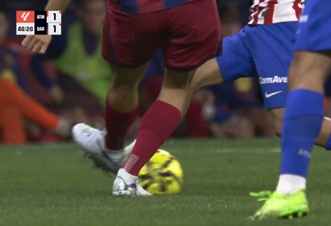 争议?巴萨中卫蹬踏染红却获改判!西蒙尼暴怒挥手,马竞官方质问