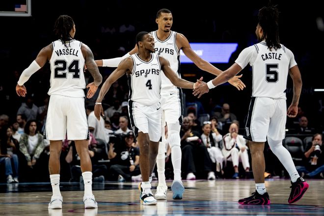 马刺战胜76人收获60胜 文班亚马伤退卡斯尔19+11+13