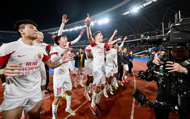 海港跟队撰文谈奥斯卡中超生涯：八年时光，我们不说“再见”