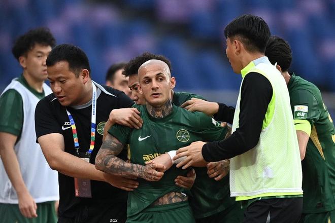 米特里策禁赛4场罚款4万！拉扯李镇全头发，踢倒赞助商水桶