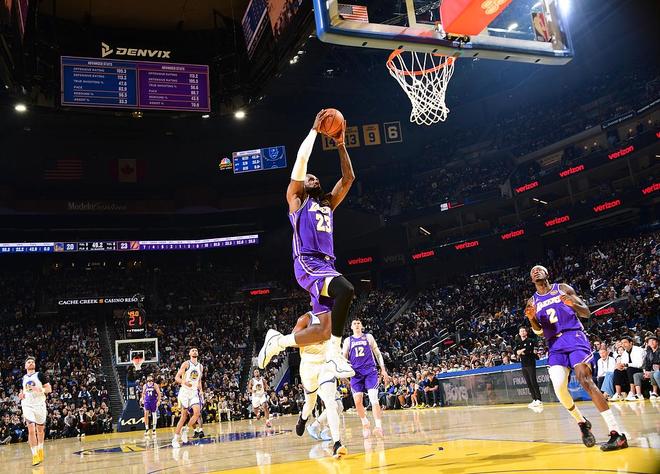 湖人客场大胜勇士 詹姆斯26+8+11