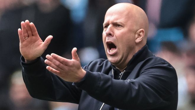 利物浦3连败后，主帅Slot摊牌：球迷在唱