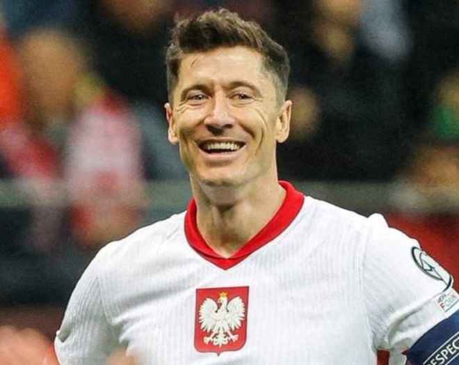 年薪2080万欧!意媒曝37岁莱万主动示好AC米兰,大幅降薪可留巴萨