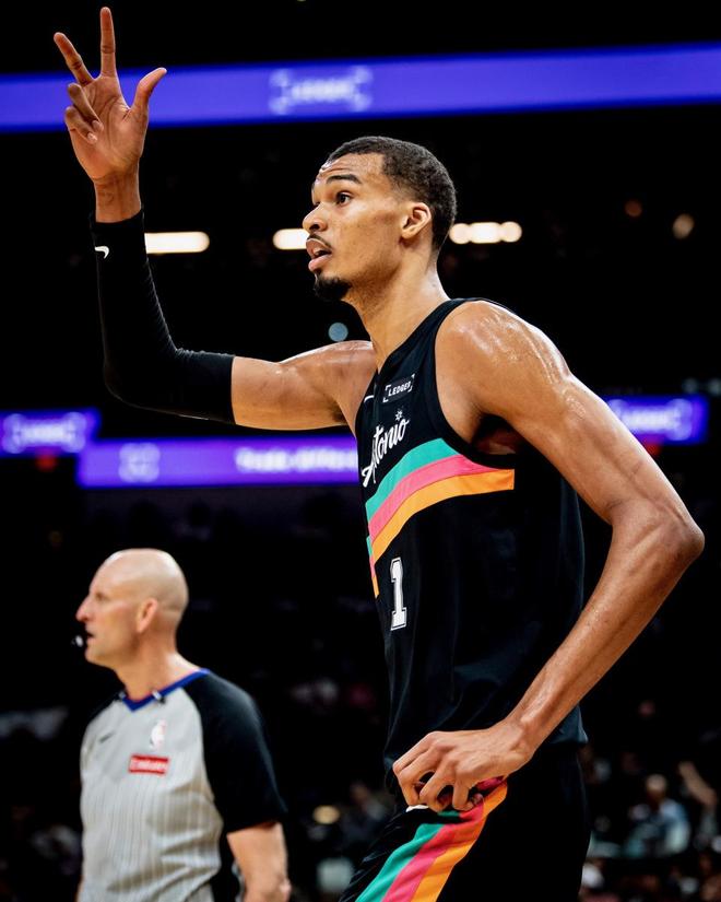 文班亚马复出40+13+5 出勤65场获评奖资格