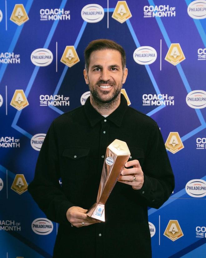 科莫3月意甲保持全胜，法布雷加斯领取月度最佳教练奖杯