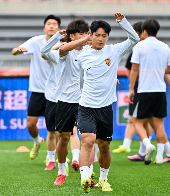 陈涛刘建业老友记！重庆球迷：向余望进球 深圳球迷：周定洋首发