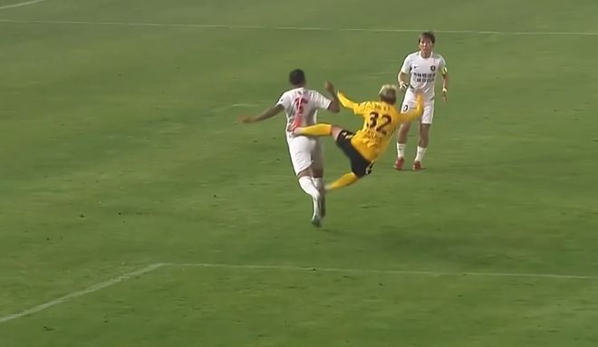 中足联开出罚单！丁海峰停赛1场罚款1万，飞踹对手背部染红