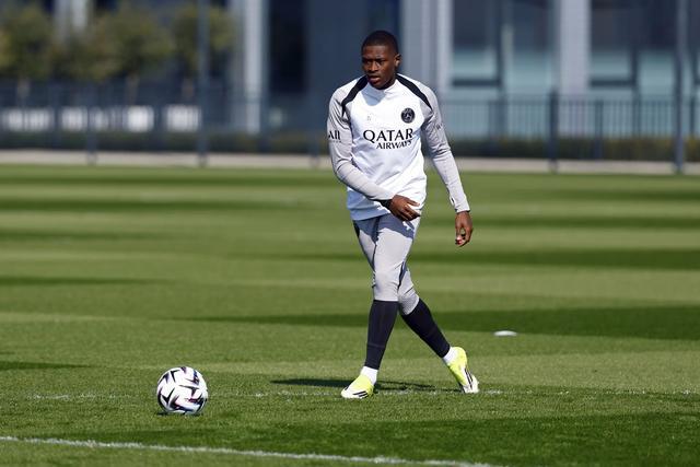 巴黎官方：努诺-门德斯继续在室内进行恢复训练