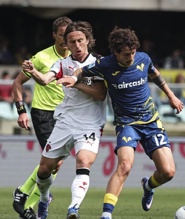 拉比奥特一剑封喉，迈尼昂神扑救主，AC米兰1-0送维罗纳11连败